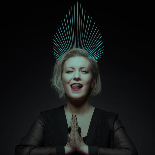 The new single "Villainess" is out now!